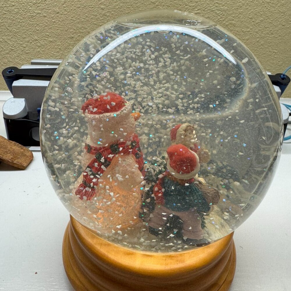 Vintage 1991 Holiday Classics lighted & musical snow globe — 6″ “European‐design